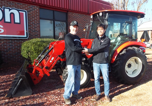 Branson-Tractor-donates-for-disaster-relief
