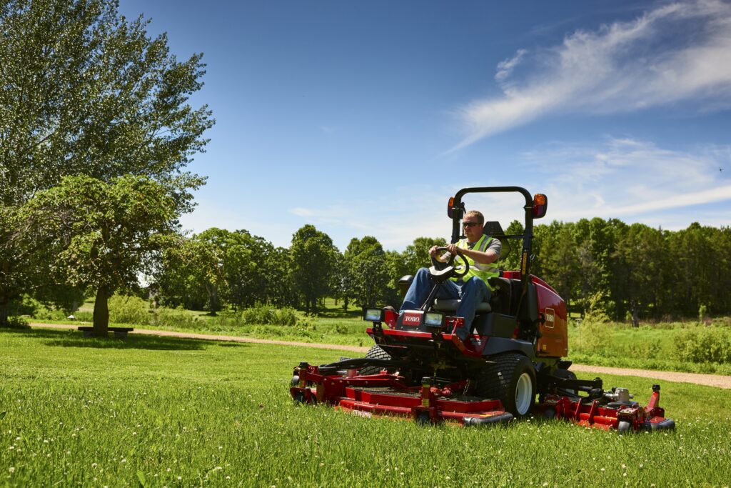 The Toro Groundsmaster 4000-D makes quick work of vast green spaces like the Minnesota Landscape Arboretum's 1,200 acres