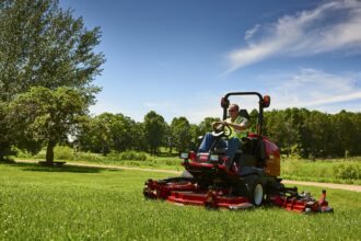The Toro Groundsmaster 4000-D makes quick work of vast green spaces like the Minnesota Landscape Arboretum's 1,200 acres